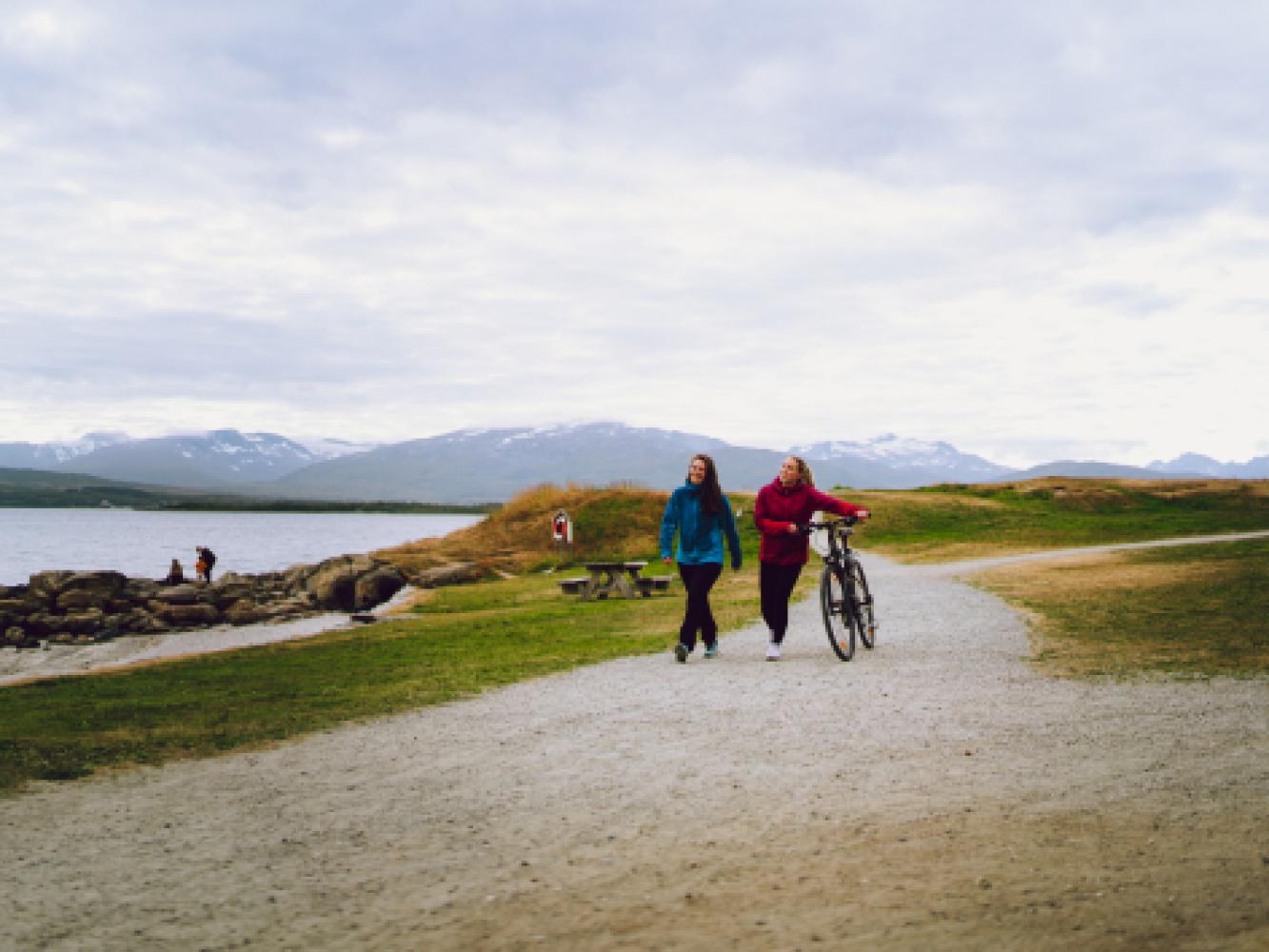 Går på tur med sykkel i Telegrafbukta i Tromsø