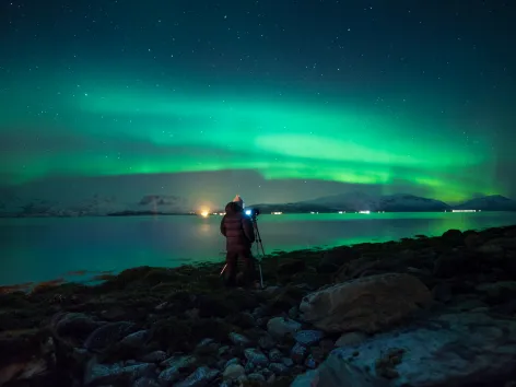 Person photgraphing the northern lights in the Tromsø region