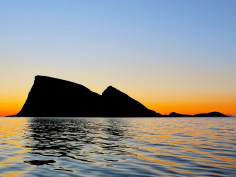 Fjellet Håja i midnattssol, utenfor Sommarøy og Tromsø