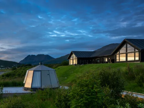 Lyngen Experience Lodge og glass iglo, på en sommerkveld