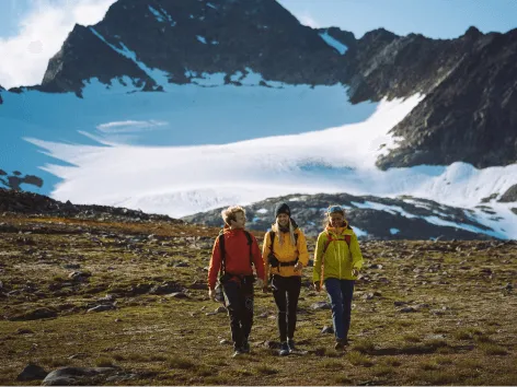 Friends go for a walk in Lyngen