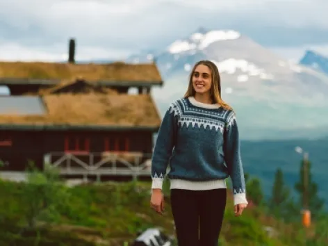 Woman in front of cabin in Målselv Fjellandsby