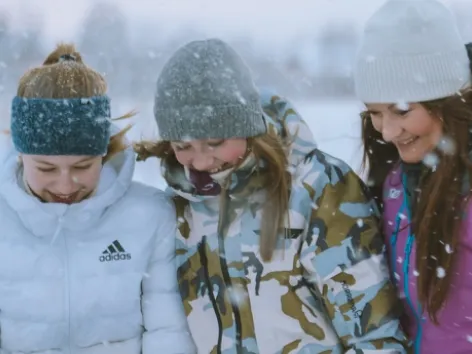 Familie hilser på reinsdyr i Tromsø