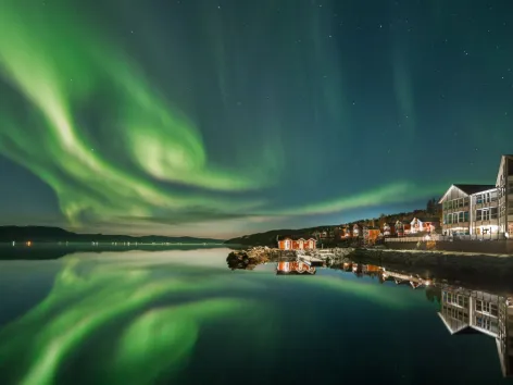 Nordlyset danser over Malangen Resort