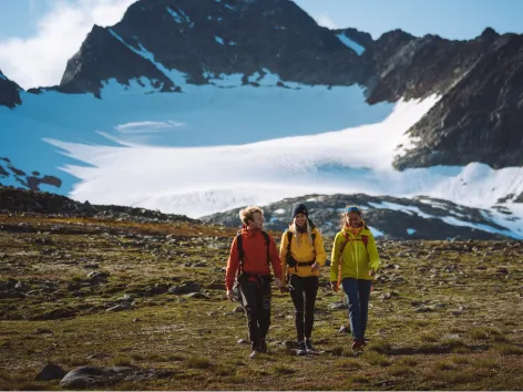 friends hiking in the Lyngen Alps 