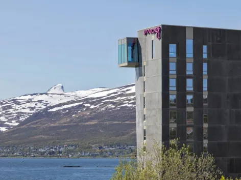 Bilde Moxy hotel med fjell i bakgrunnen.