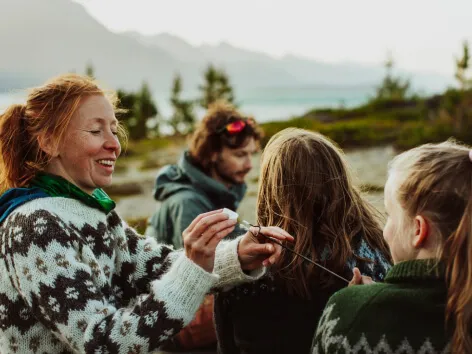 lykkelig familie på naturen om høsten