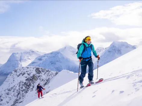 mennesker går på ski i fjellene i Tromsø Ski Guides