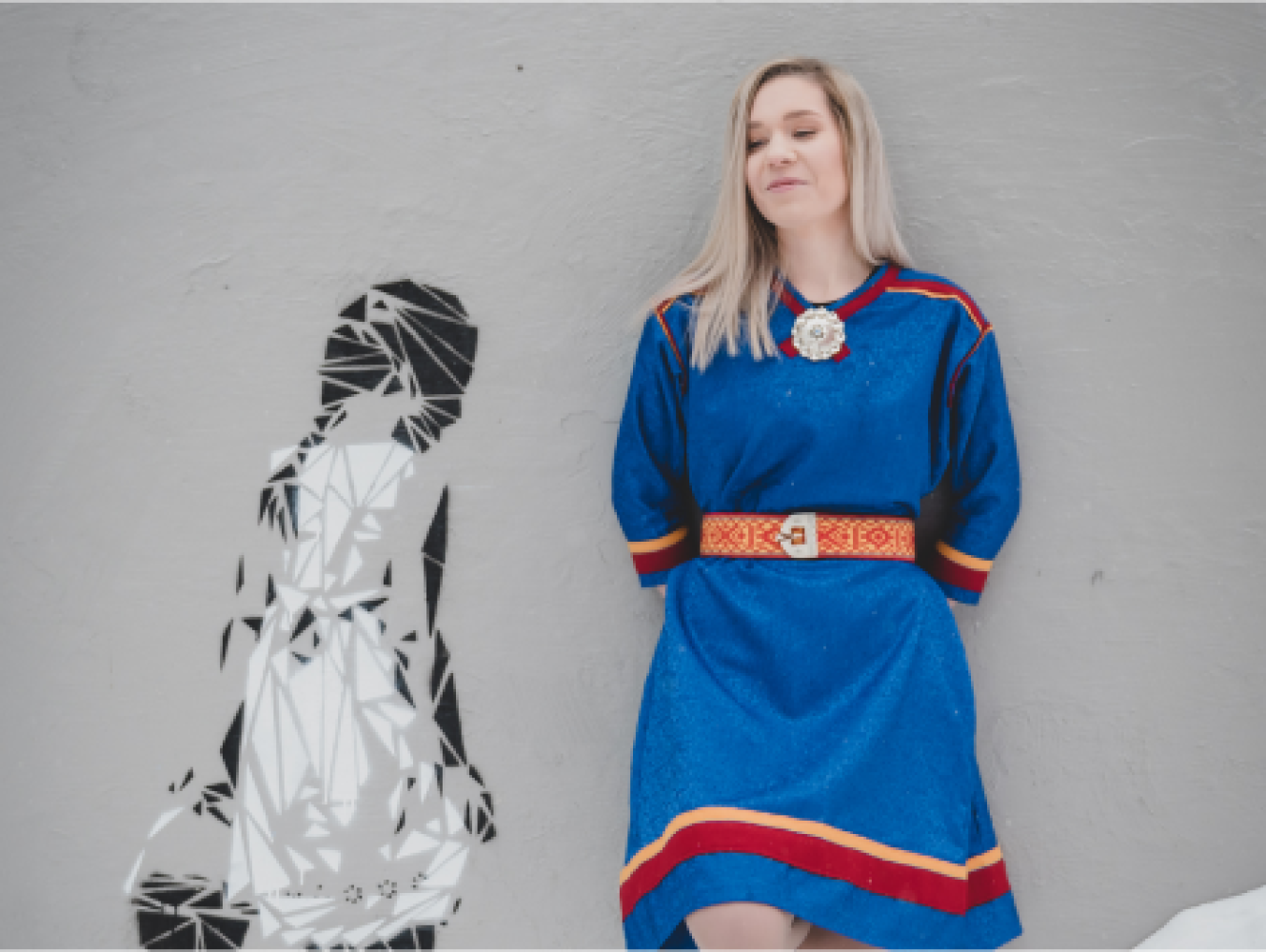 Dame Alice Jektevik i samisk kjole i Tromsø sentrum 