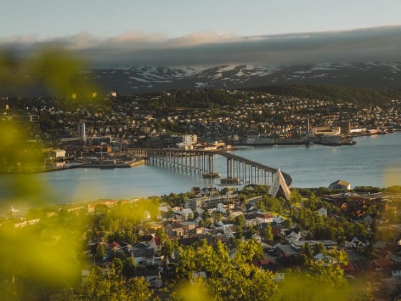 Landskapsbilde over Tromsø by på en sommerdag