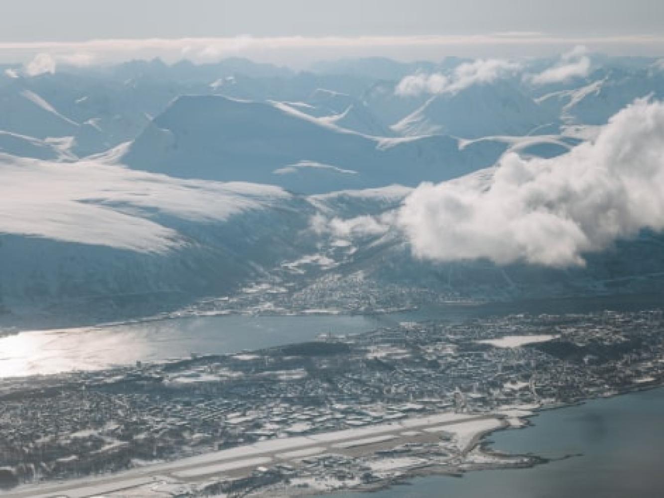 Landskap sett fra toppen av et fjell i Tromsø.