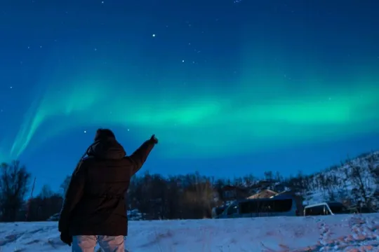 En gjest som peker mot nordlyset