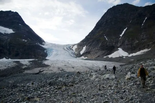 Active Tromsø people walking towards the glaciar