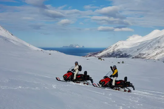 Snøscooter safari i de vakre Lyngen fjellene