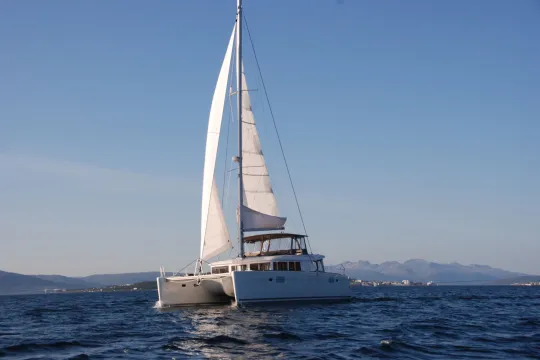 A Beautiful Arctic Fjord Cruise - Sailing tour in Tromsø archipelago