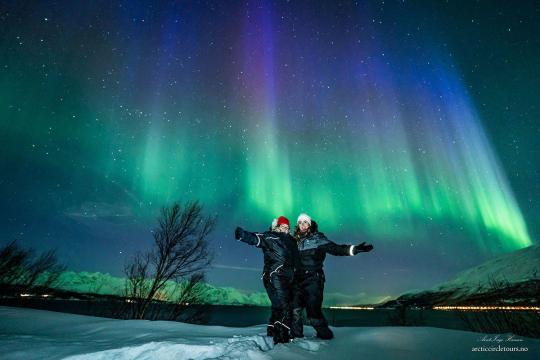 Two guests enjoying the northern lights