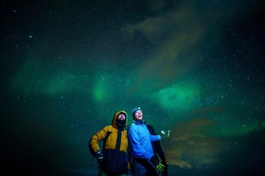 To personer som gleder seg over nordlys utenfor Tromsø
