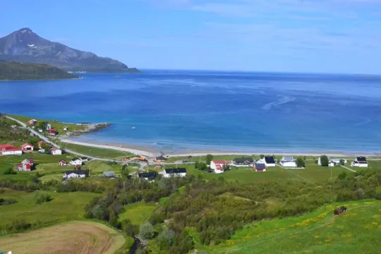 Utsikt over noen hus og naturen