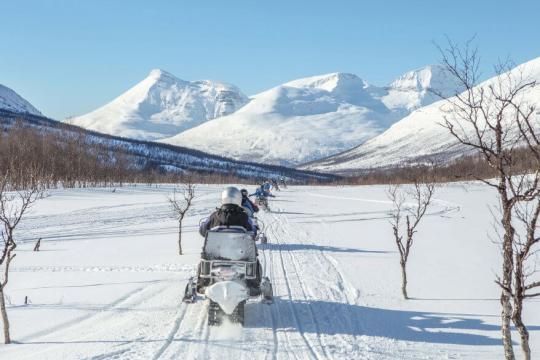 Snøscootertur i arktisk vinterlandskap i Tromsøregionen