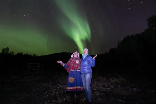 SamiCamp teamet ser opp på nordlyset