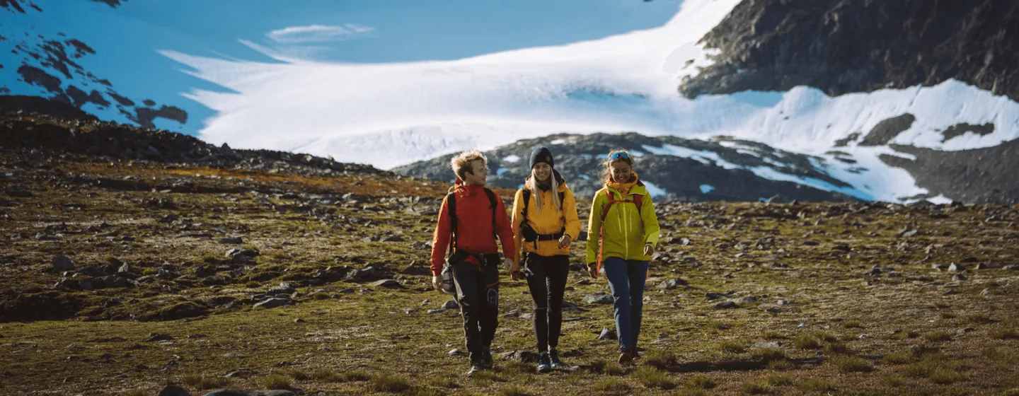 Friends go for a walk in Lyngen