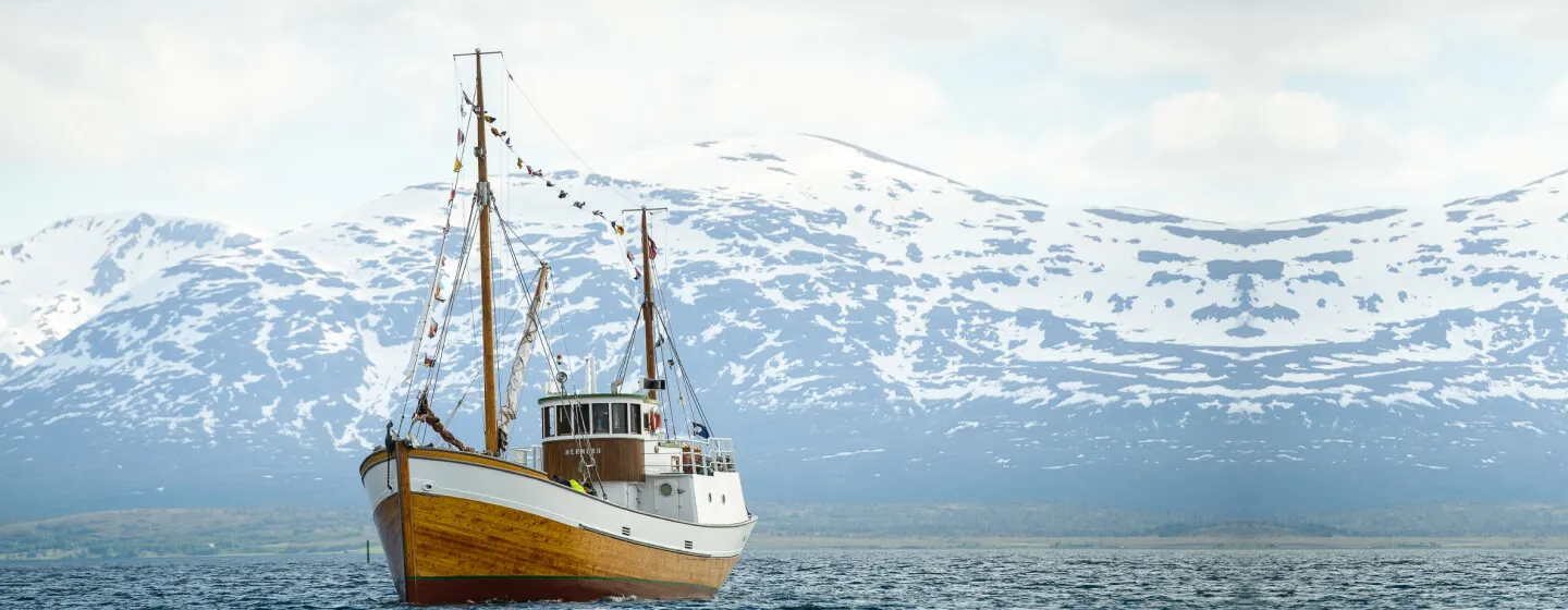 boat Hermes Tromsø mountains