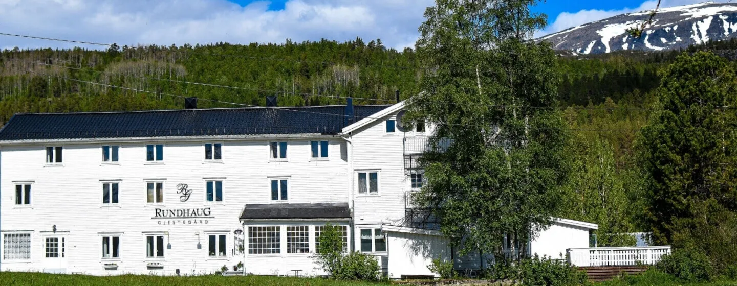 Gjestehus hvit hundre år gammelt trehotell Rundhaug Gjestegård