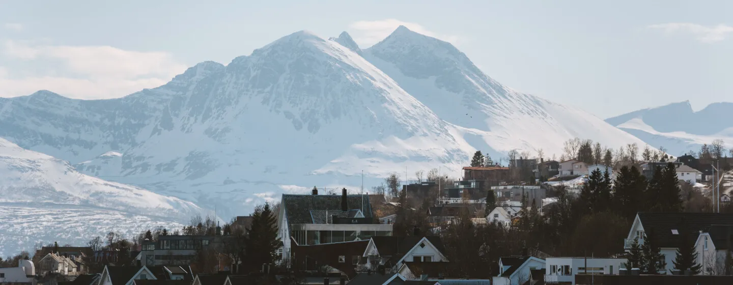 Bilde av Tromsø by med fjell i bakgrunnen