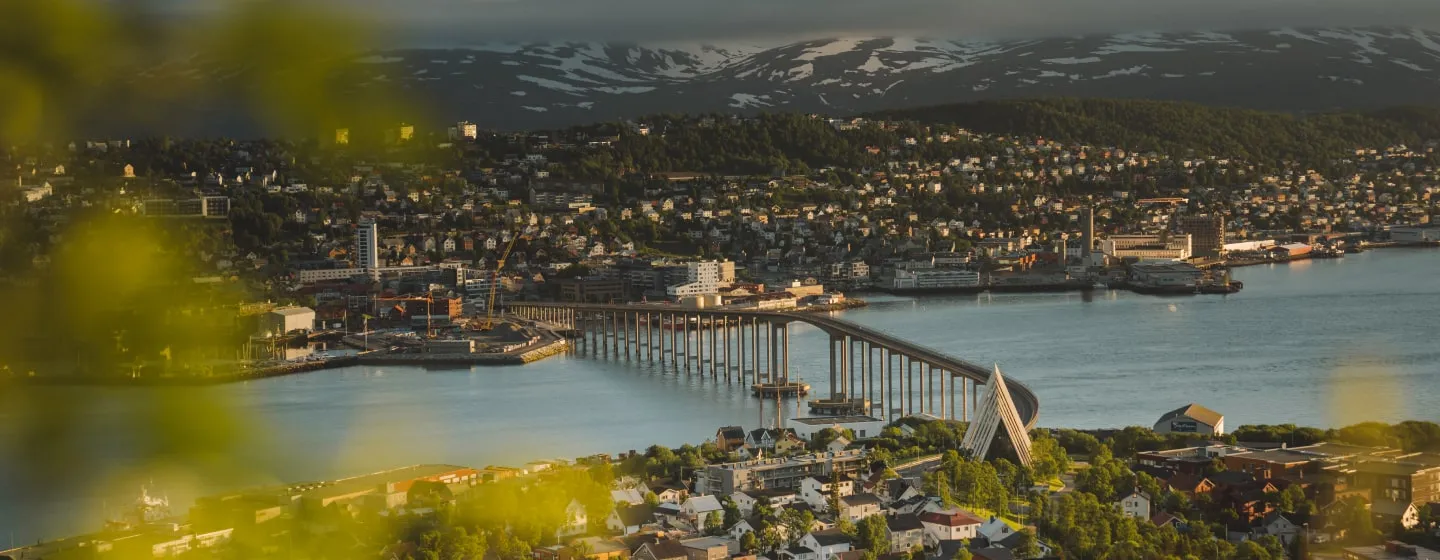 Landskapsbilde over Tromsø by på en sommerdag