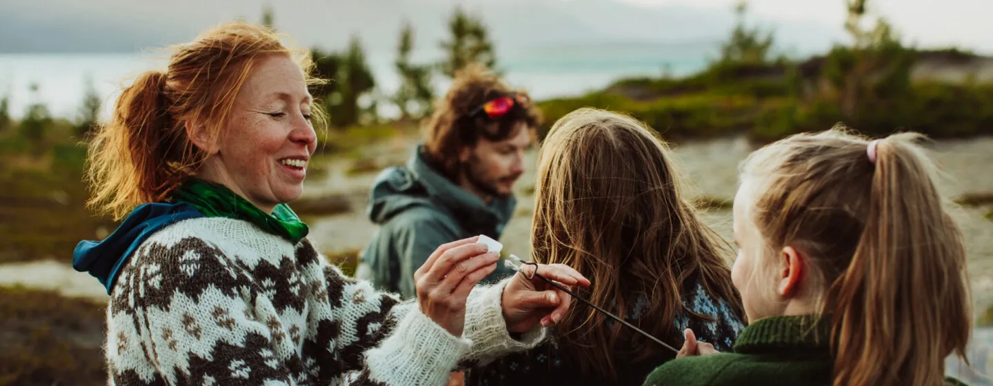 lykkelig familie på naturen om høsten